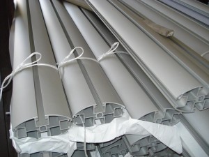 Алюминиевые профили для рекламных конструкций Представлен ассортимент алюминиевых профилей и комплектующих к нему, который постоянно поддерживается на нашем складе.
