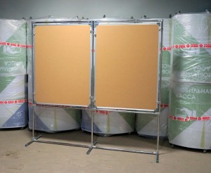 Напольные пробковые доски  Двусторонние напольные пробковые стенды - по 2 доски размером 90х120 см в каждом стенде.
 