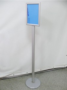 Информационная стойка прямая Информационная стойка прямая высокая с защелкивающейся рамкой. Рамка А4 с прямыми углами.